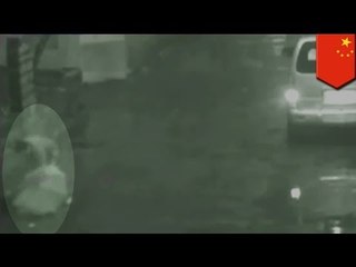 VIDEO: Lalaki, tinulak ang girlfriend sa manhole dahil ayaw niyang magbayad ng utang!