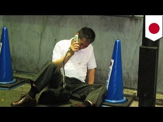 Sexy thieves steal cash from a drunk guy, stolen with a kiss