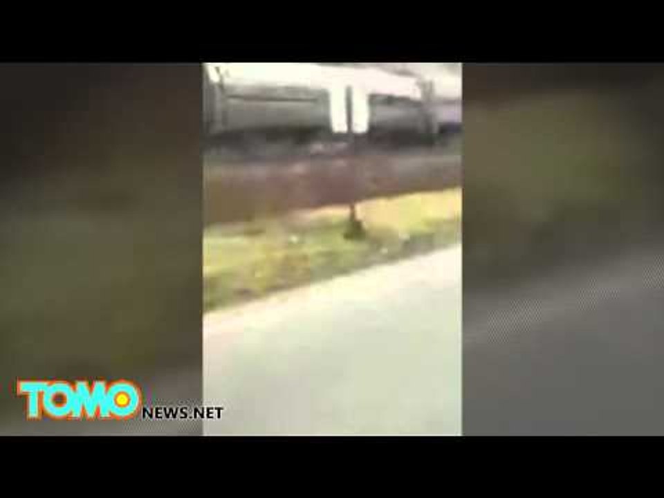 美鐵火車又出事 於平交道撞上牽引車 路人直擊