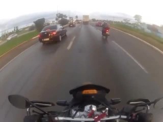 Un motard se prend un pneu en pleine tête