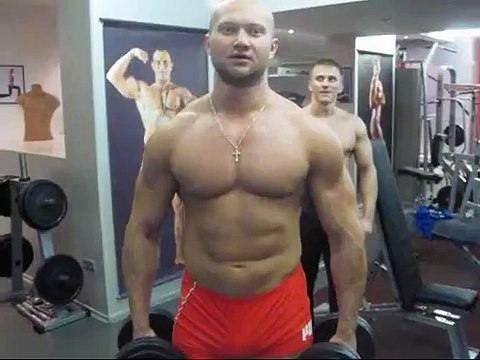 Подъем гантелей стоя перед собой для груди. Как накачать грудные мышцы видео