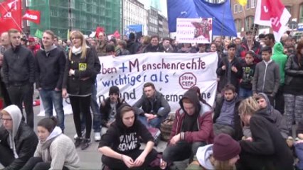 G-7'yi Durdurun" Sloganı ile Toplanan Göstericiler Tarafından Protesto Edildi