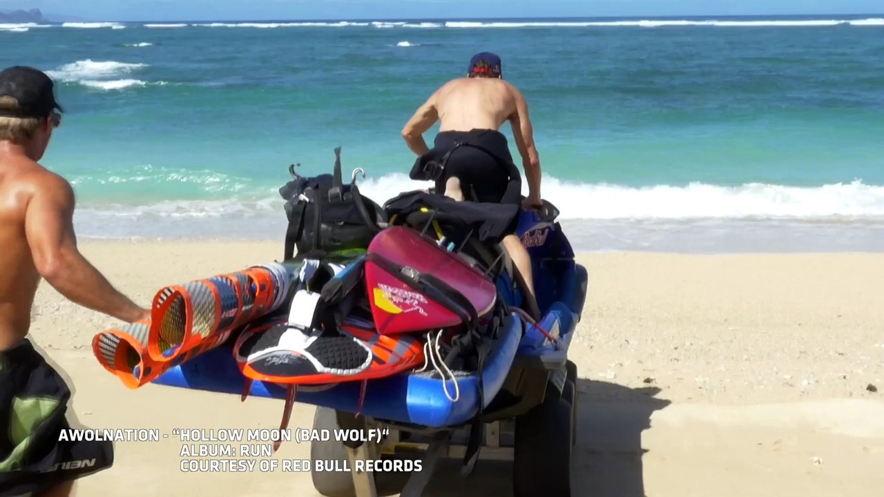 Windsurfing Huge Waves at Jaws