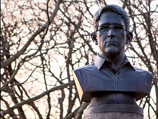 New York: La statue d'Edward Snowden installée dans un cimetière militaire est l'oeuvre d'un génie