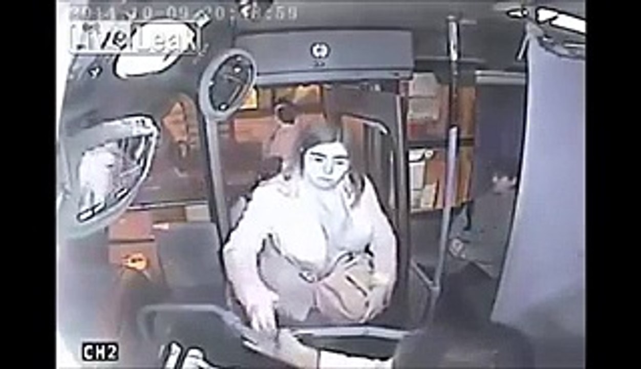 Thief with a bus fell into a trap Robber gets the people's justice