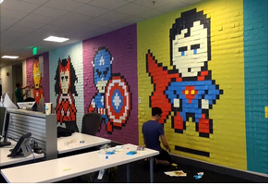 Des salariés refont la déco de leur bureau avec des post-it de super héros