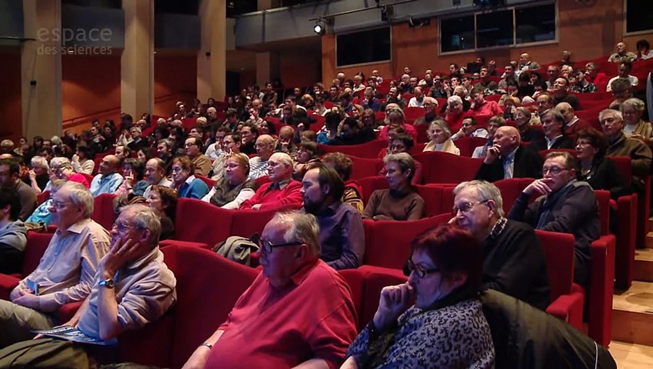 Deux spectateurs posent des questions WTF à une conférence sur la robotique
