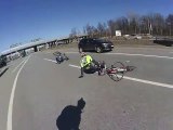 Ce Cycliste se fait Violemment Heurter par un Camion