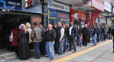 ÇAYKUR'da Çalışmak İsteyenler Gece Yarısı Kuyruğa Girdi