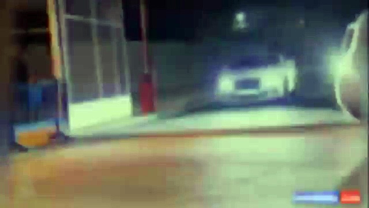 Gareth Bale es increpado por un fan del Real Madrid tras el 0-0 ante el Atlético • 14-04-2015