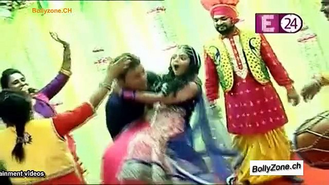 Khushi Ke Sangeet Pe Nach Utha Bharadwaja Parivaar!! - Sasural Simar Ka - 15th April 2015