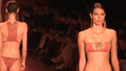 La modelo Isabeli Fontana abre desfile de Agua de Coco en Sao Paulo
