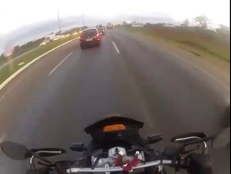 Biker killed by car wheel : violent headshot