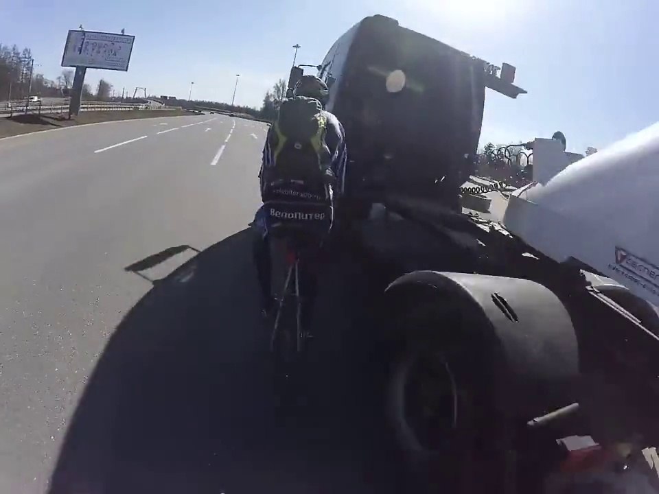 Des cyclistes renversés par un camion citerne : crash violent!