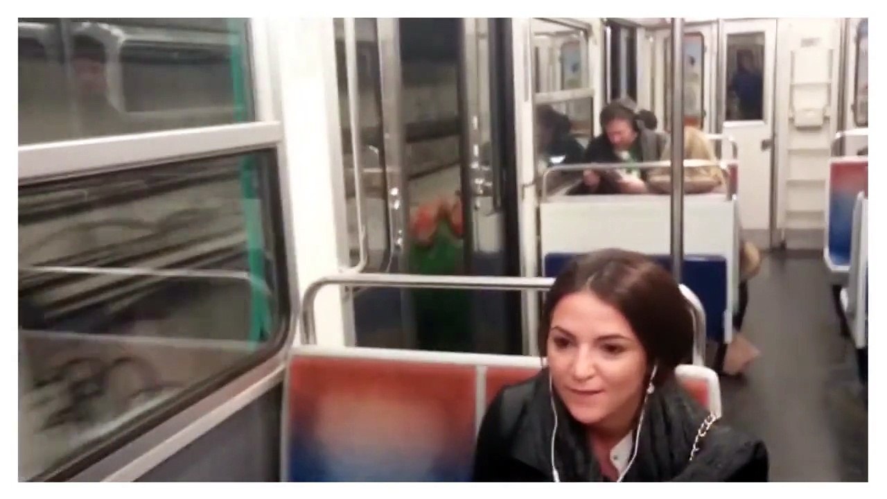 Un métro parisien roule avec les portes ouvertes