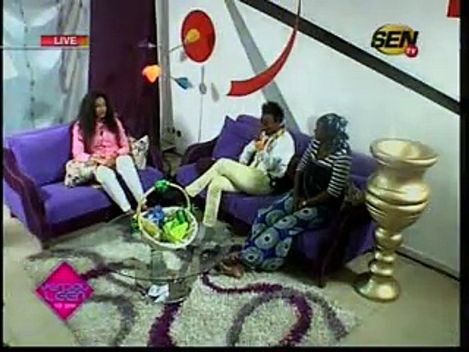 Ce voleur est pris en flagrant délit de vol dans le cimetière de Médina. Il s'emparait des tableaux des morts