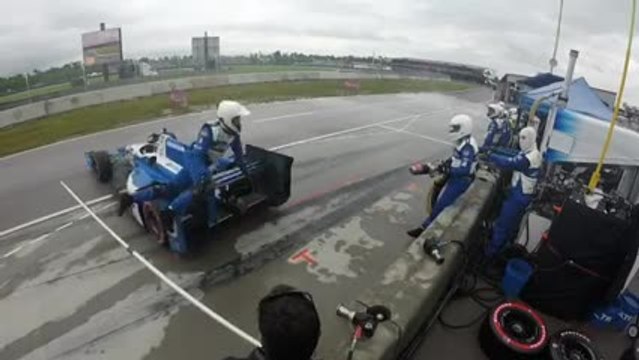 Un mécanicien se fait percuter par une voiture de course