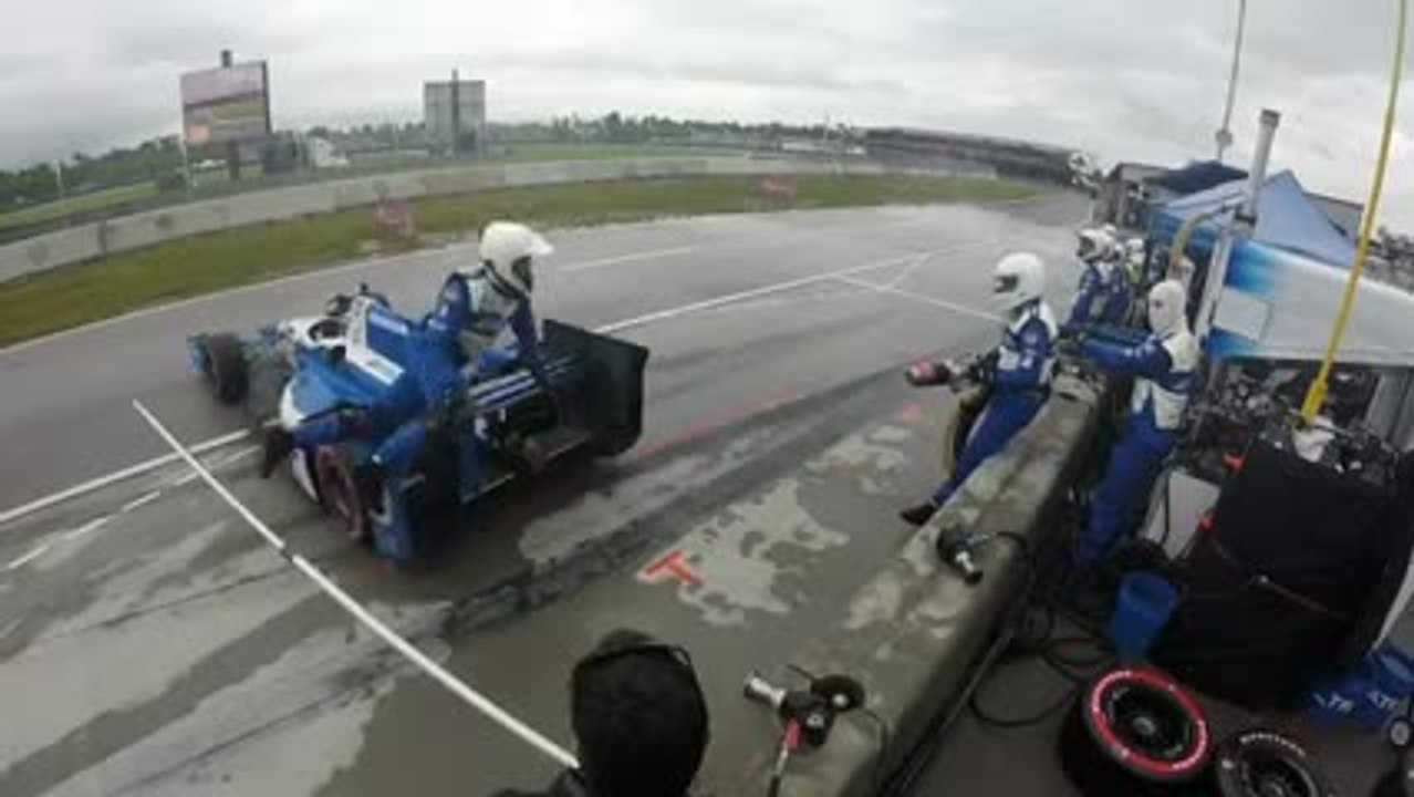 Un mécanicien se fait percuter par une voiture de course