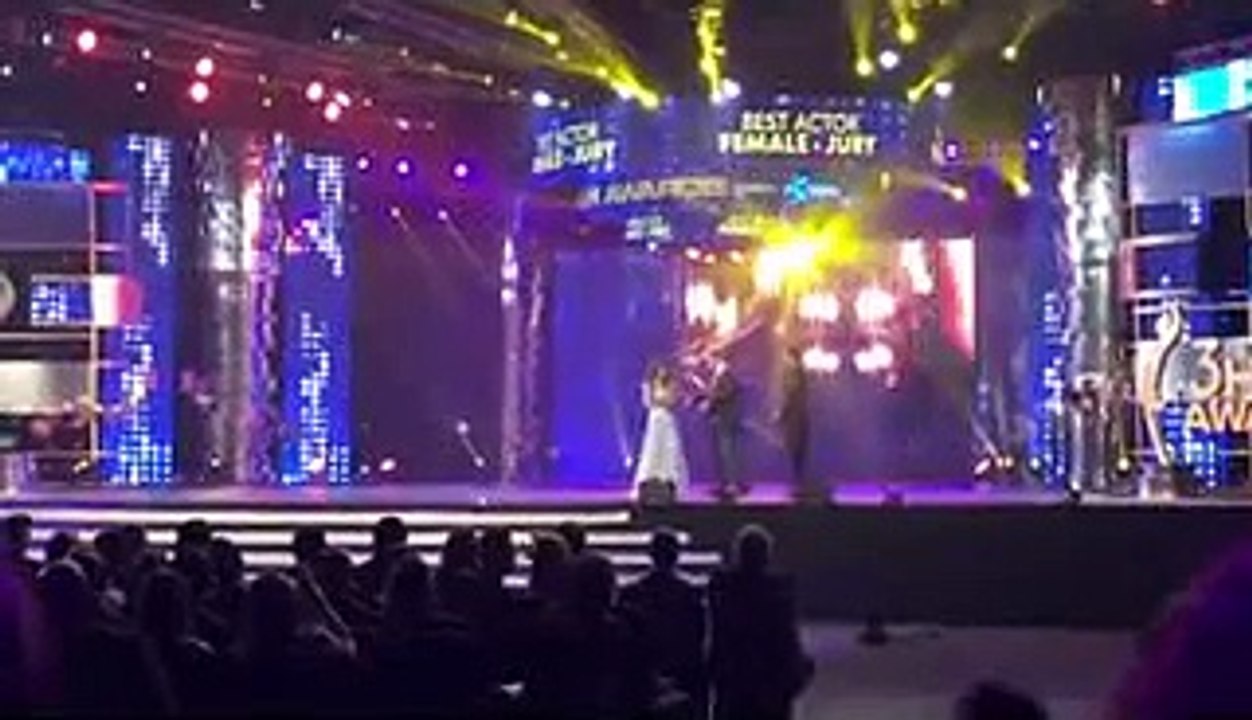 Saba Qamar crying while receiving her Best Actress Award