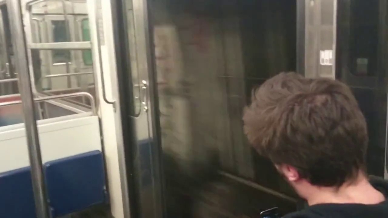 Un métro roule avec les portes ouvertes