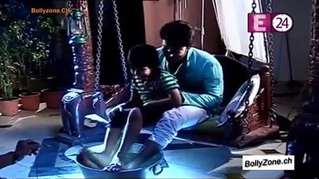 Diya Aur Baati Hum 15 April 2015 - Suraj Nay Ved Sey Kiya Vaada