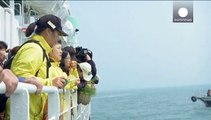 Güney Kore feribot faciasının kurbanlarını andı