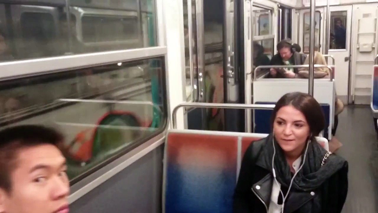 Le métro de Paris roule avec les portes ouvertes