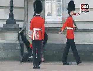 Kraliçenin muhafızı yere kapaklandı