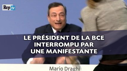 Des confettis lancés sur le président de la BCE en pleine conférence