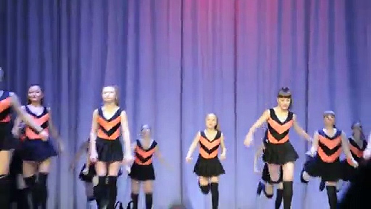 Spectacle de fin d'année un peu chaud... Des filles russes dansent le Twerk...