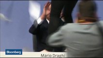 Une femme saute sur Mario Draghi en pleine conférence de presse