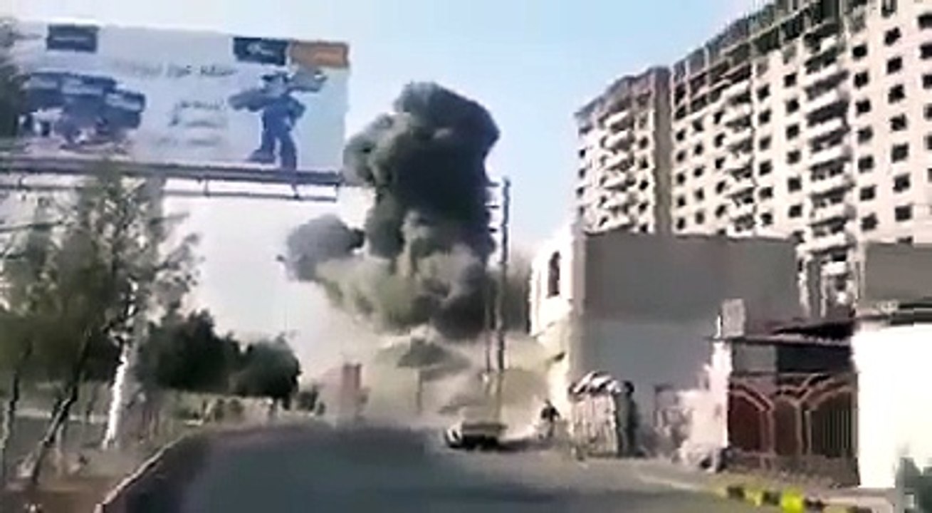 لحظة قصف طيران التحالف العربي عاصفة الحزم على معسكر الحرس في النهدين