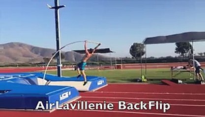 Renaud Lavillenie réussit un salto en passant la barre