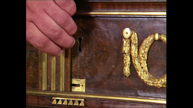 Decouvrez ce qui se passe quand on ouvre les tiroirs de ce meuble magique !