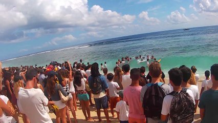 HOMMAGE DANS L'EAU DES CAMARADES D'ELIO