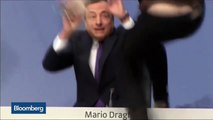 UNA ACTIVISTA ASALTA A MARIO DRAGHI Y LE ARROJA CONFETI EN PLENA RUEDA DE PRENSA