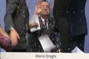 Activista interrumpe con confetis a Mario Draghi