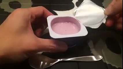 Un couvercle de pot de yaourt qui ne colle pas