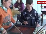 Kosovalı Çocuklar Yunus Emre Türk Kültürü Merkezi?nde Ebru Sanatını Öğreniyor