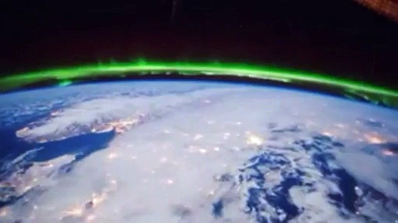 Fluorescent Aurora lights captured from space station_2