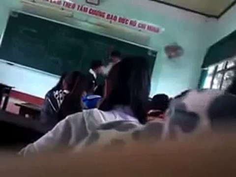 Bị giáo viên tát tới tấp vào mặt, học sinh bật lại đánh giáo viên