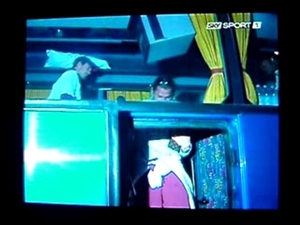 Mexes off the bus