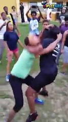 kizlarin saç baş kavgalari çok komik...