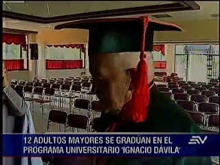 Primera promoción de adultos mayores se gradúa de la U