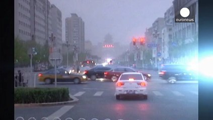 Σφοδρή αμμοθύελλα σαρώνει τη βόρεια Κίνα