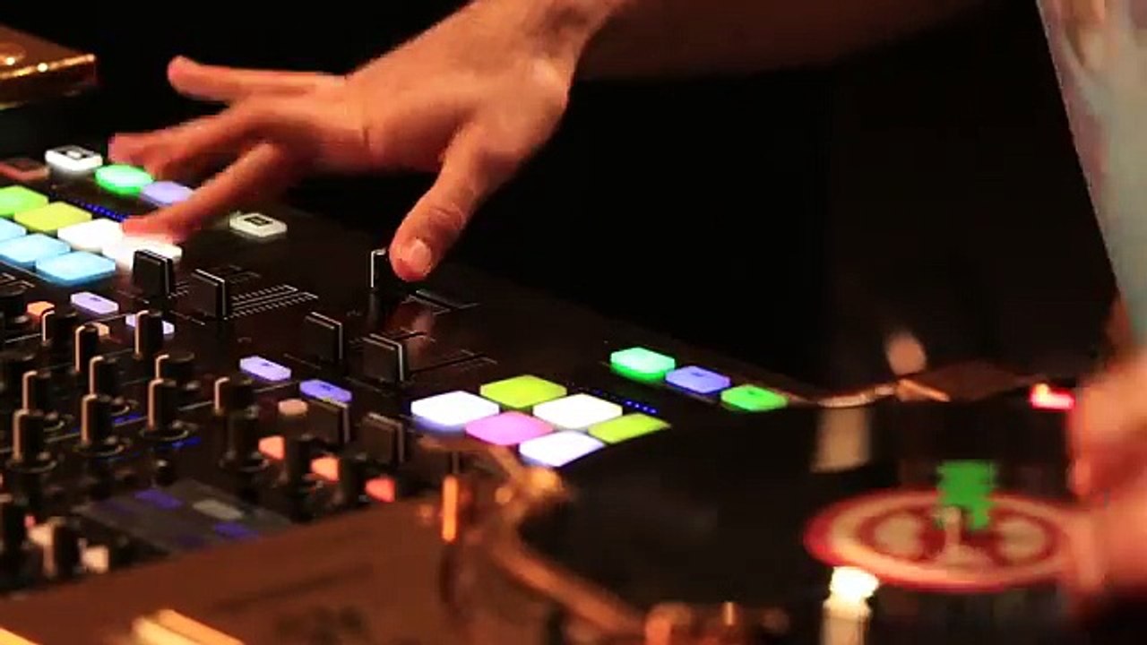 DJ Shiftee, two turntables, and the power of TRAKTOR KONTROL S8
