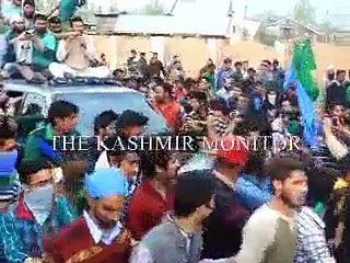 بھارتی فوج کی موجودگی میں پاکستانی پرچم