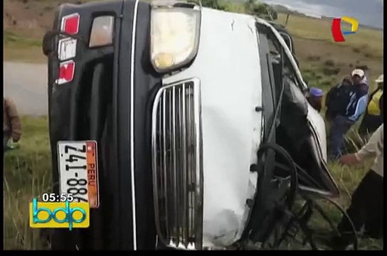 Puno: choque frontal entre combi y camión dejó ocho personas muertas (1/2)