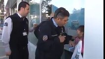 شاهد ردة فعل طفلة لاجئة سورية عائشة عمرها 5 سنوات تبيع مناديل في شوارع تركيا