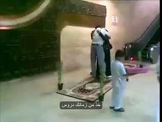 شاهد ماذا فعل هذا الشاب أثناء إستقبال أمه بالمطار...